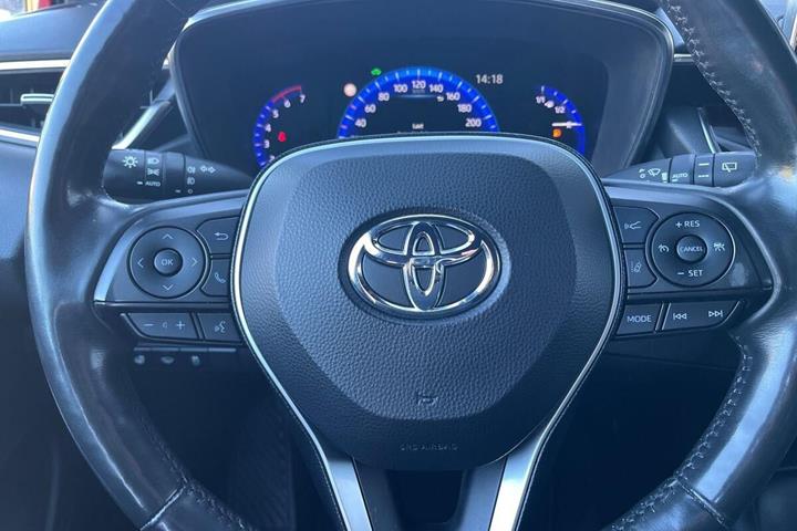 Rød Toyota Corolla fra 2019