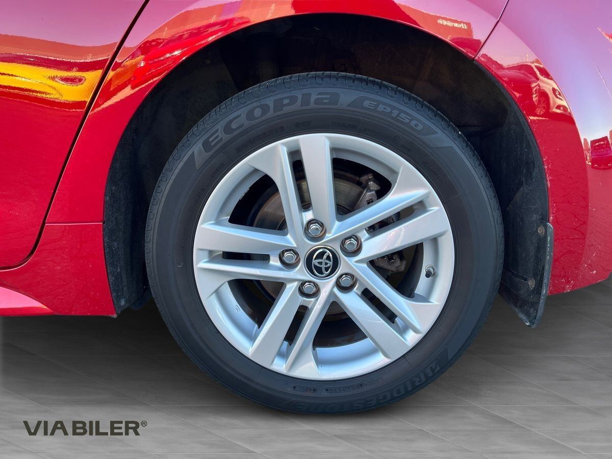 Rød Toyota Corolla fra 2019