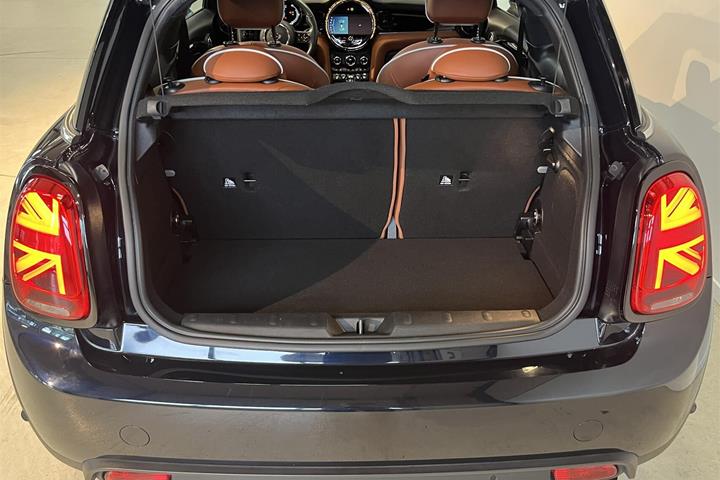 Blå Mini Cooper fra 2023