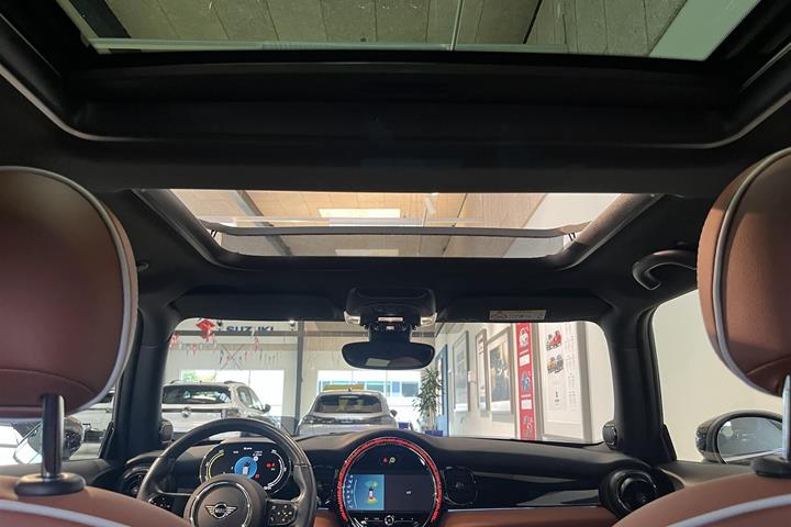 Blå Mini Cooper fra 2023
