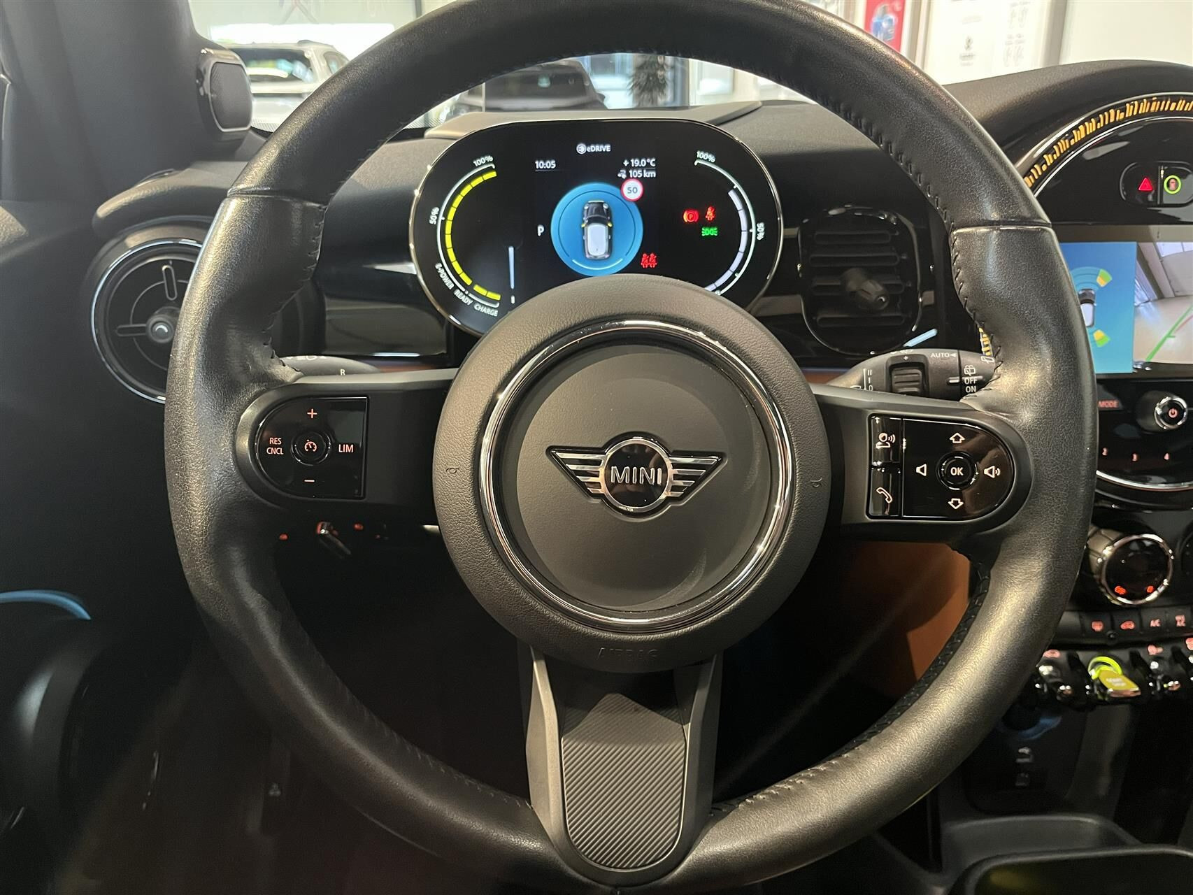 Blå Mini Cooper fra 2023