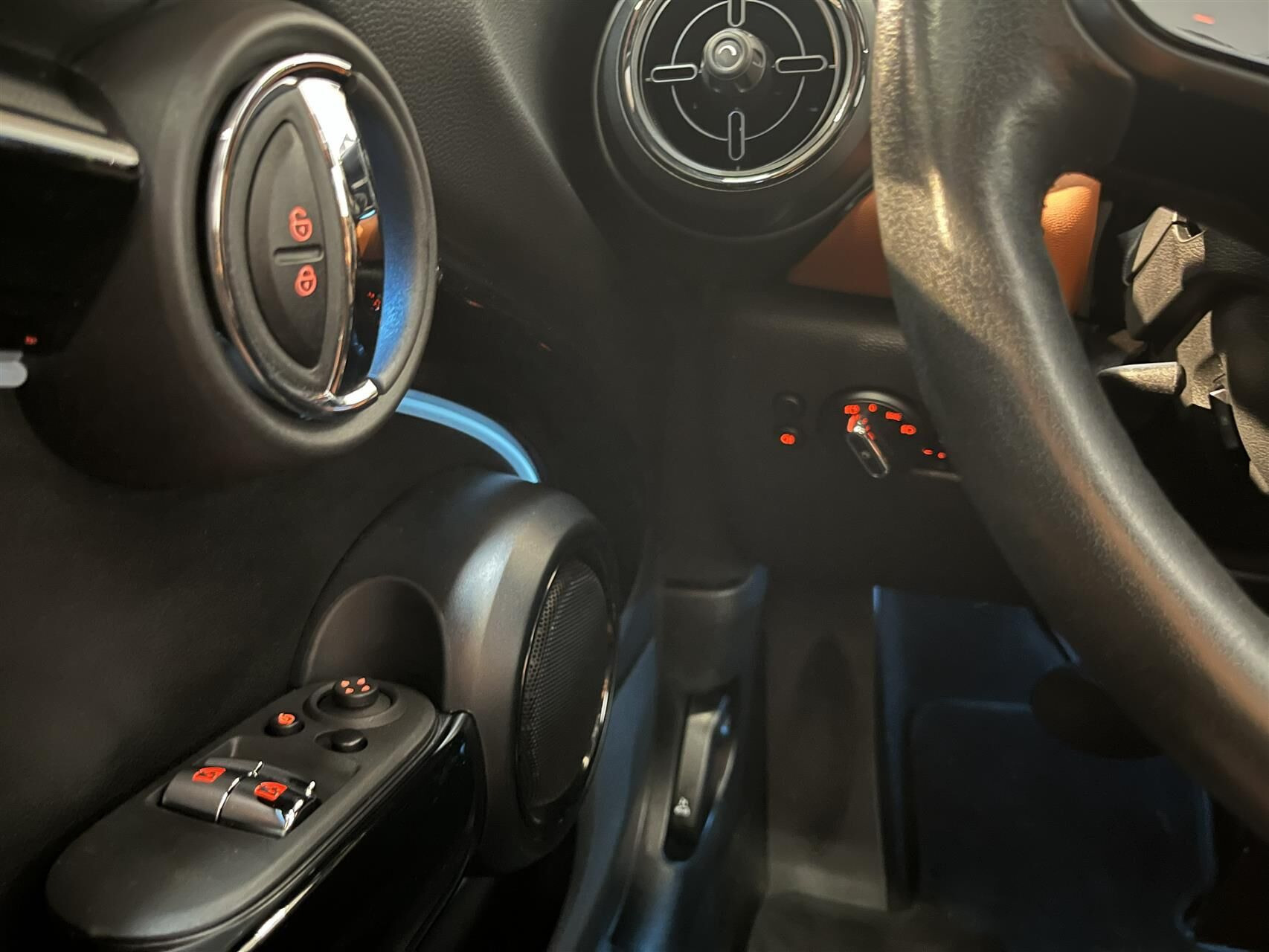 Blå Mini Cooper fra 2023