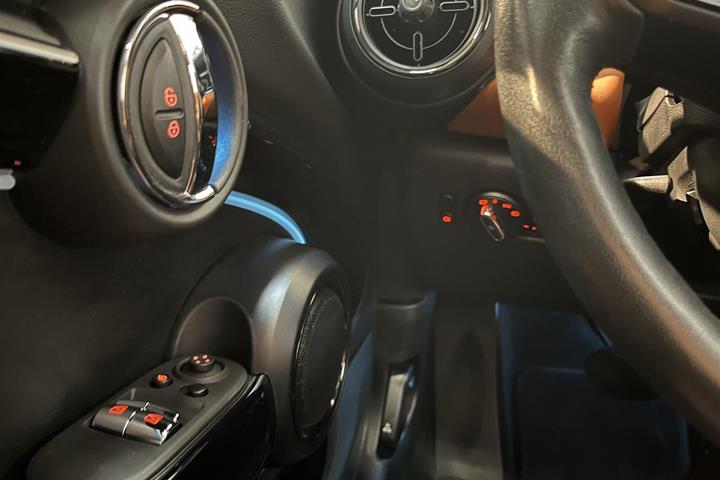 Blå Mini Cooper fra 2023