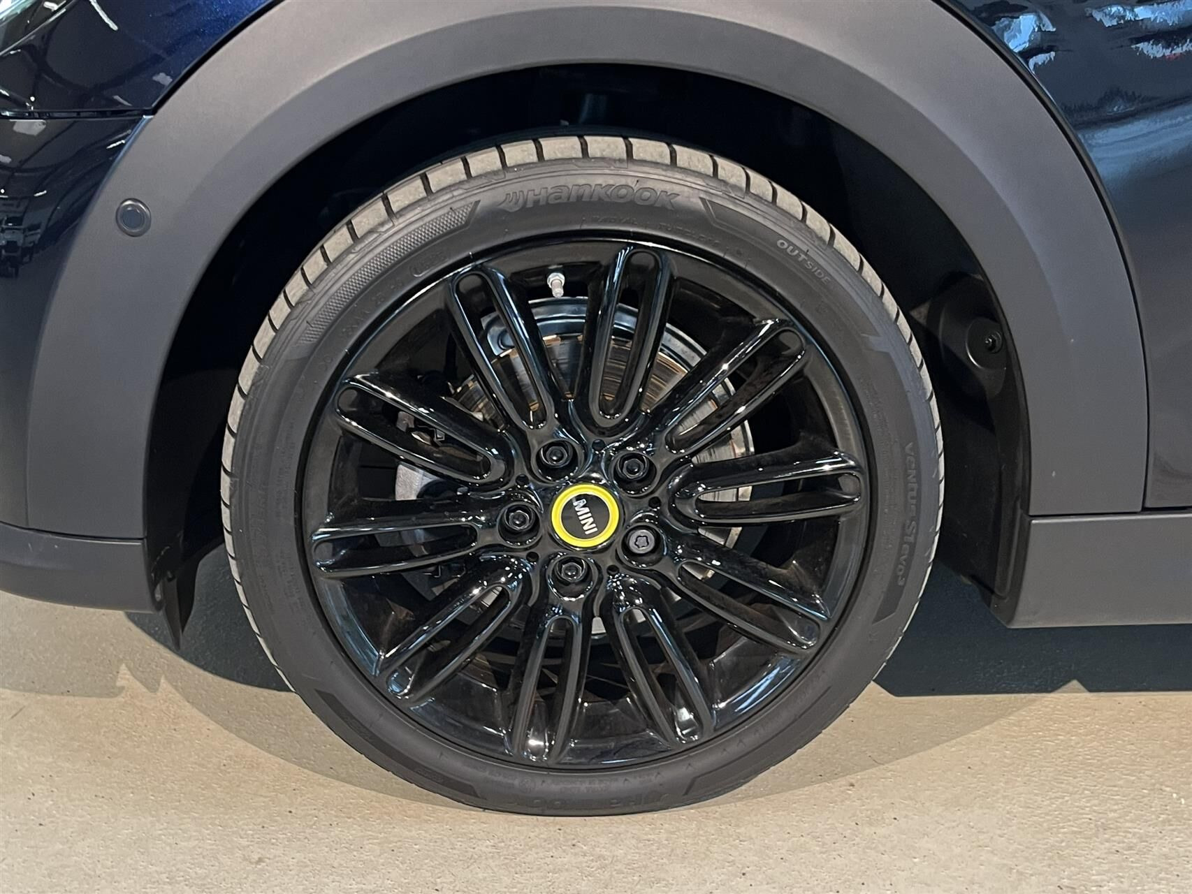 Blå Mini Cooper fra 2023