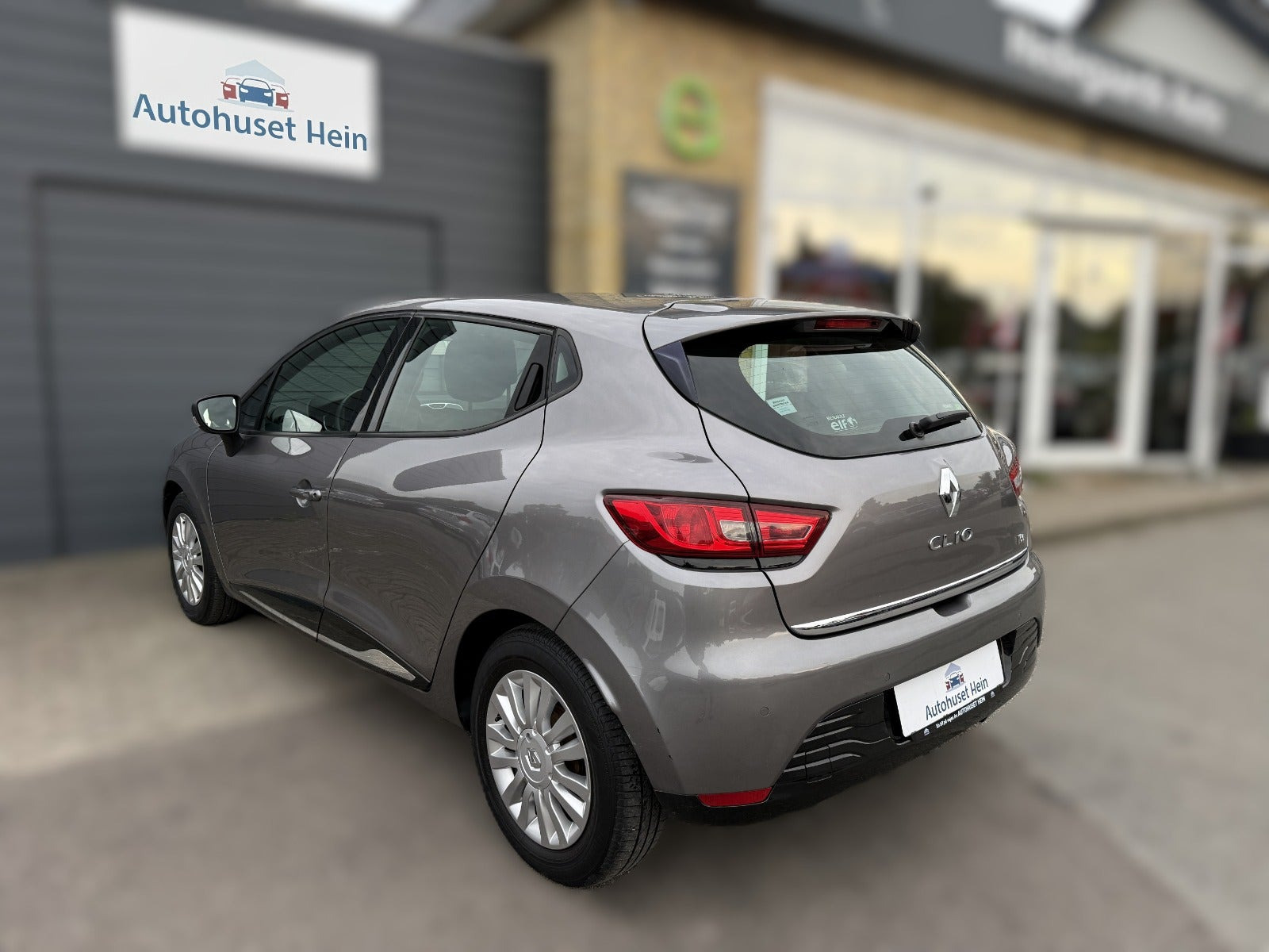 Grå Renault Clio IV fra 2016