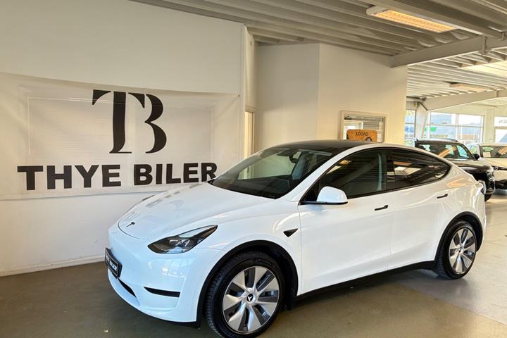 Hvid Tesla Model Y fra 2024