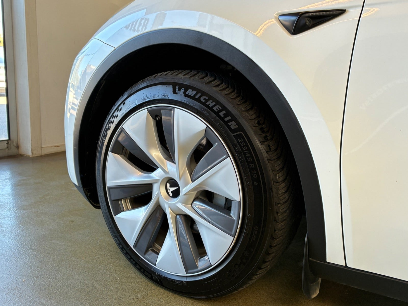Hvid Tesla Model Y fra 2024