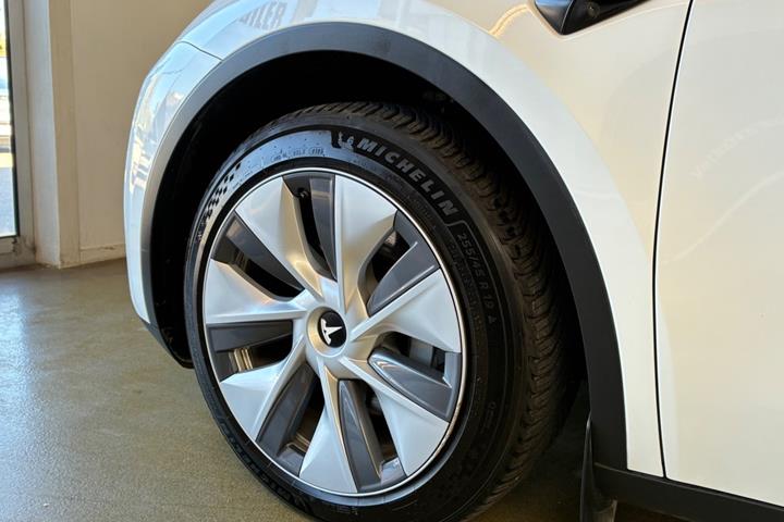 Hvid Tesla Model Y fra 2024
