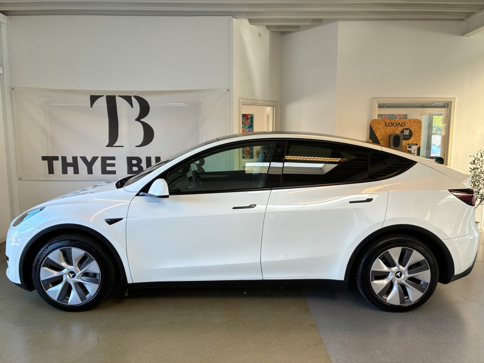 Hvid Tesla Model Y fra 2024
