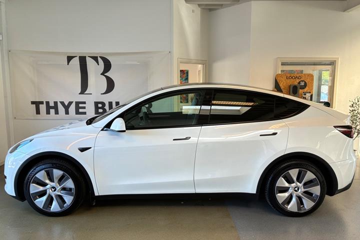 Hvid Tesla Model Y fra 2024