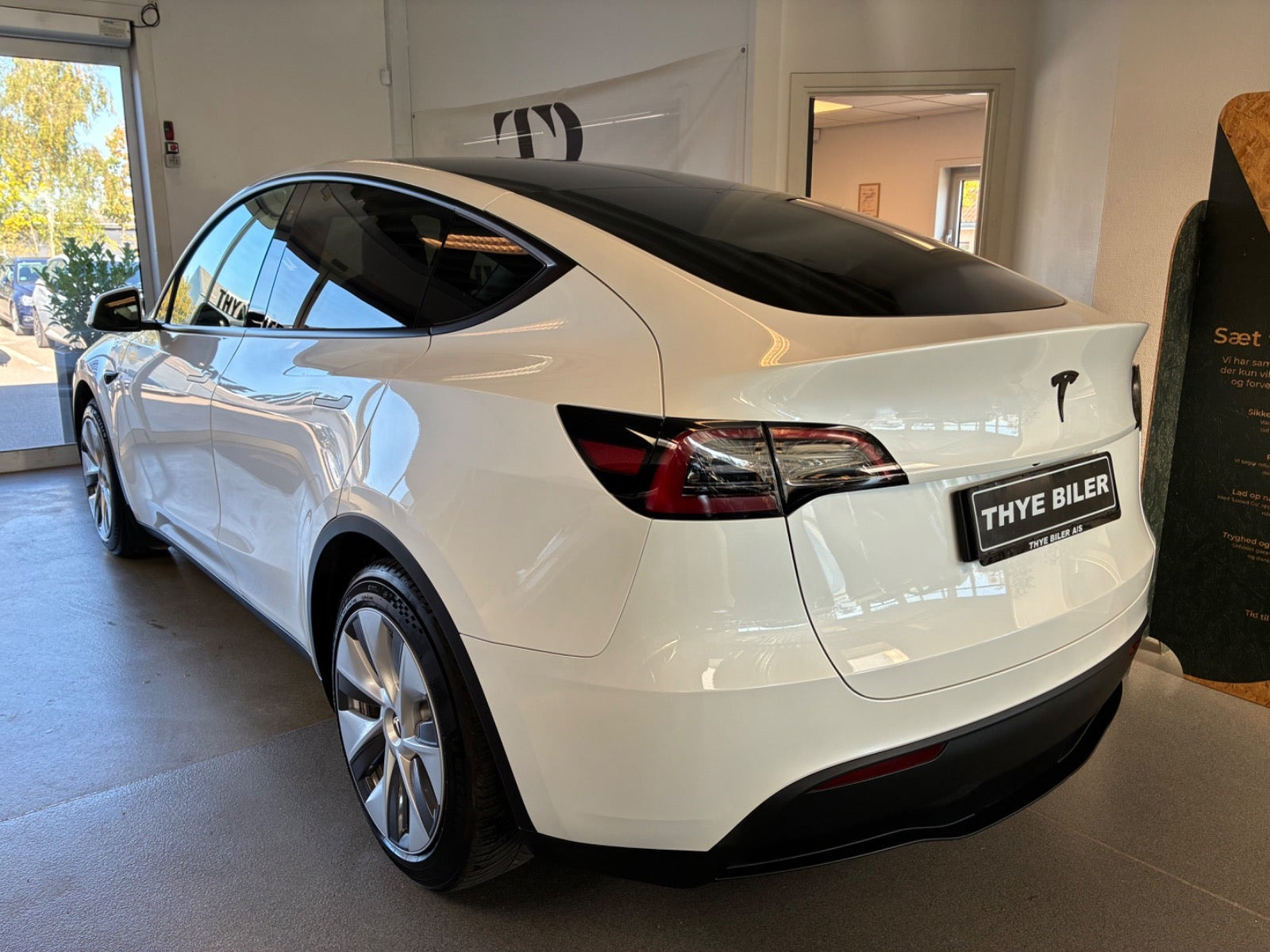 Hvid Tesla Model Y fra 2024