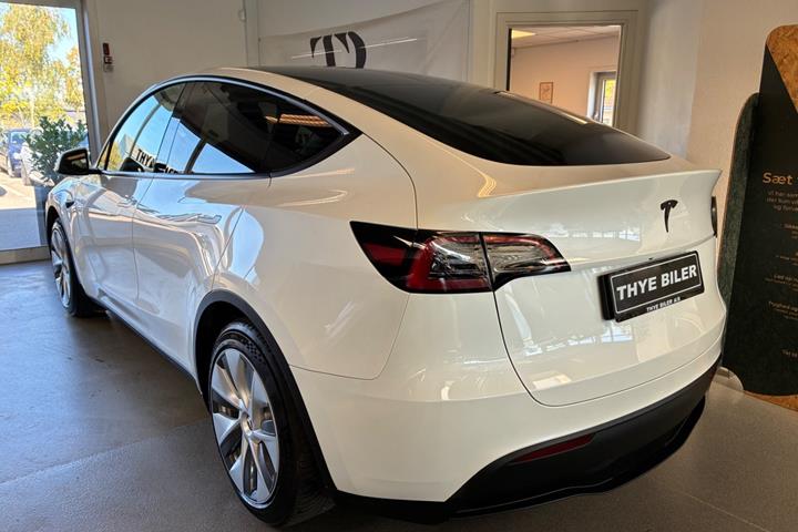 Hvid Tesla Model Y fra 2024