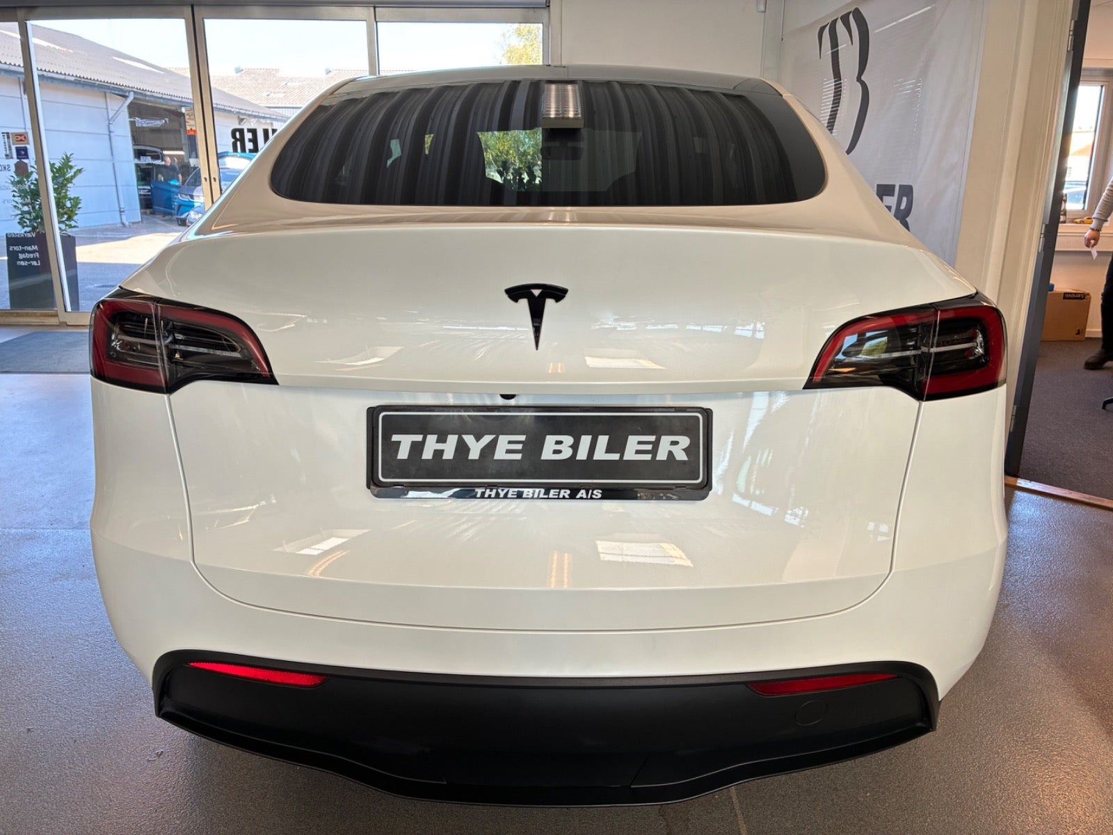 Hvid Tesla Model Y fra 2024