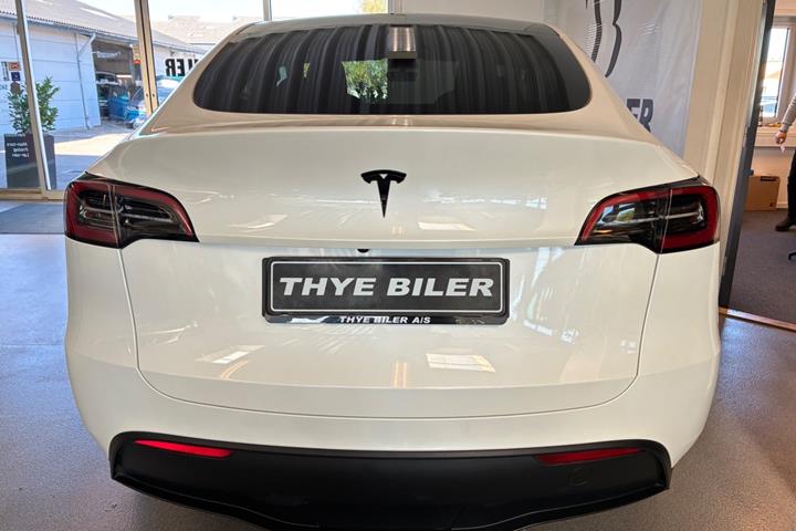 Hvid Tesla Model Y fra 2024