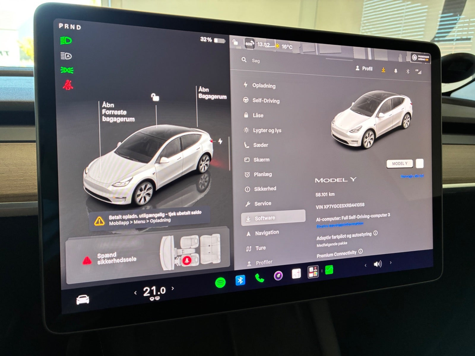 Hvid Tesla Model Y fra 2024