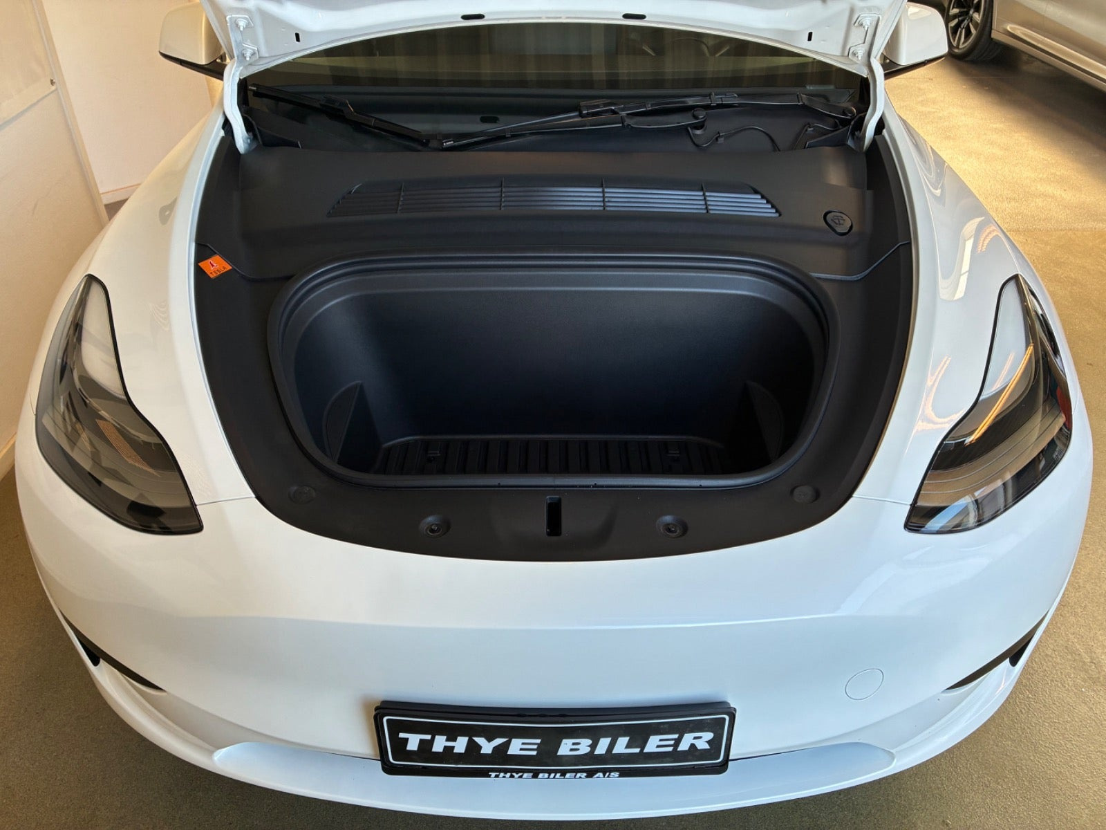 Hvid Tesla Model Y fra 2024