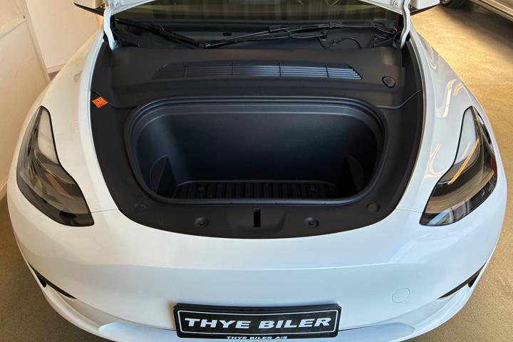 Hvid Tesla Model Y fra 2024