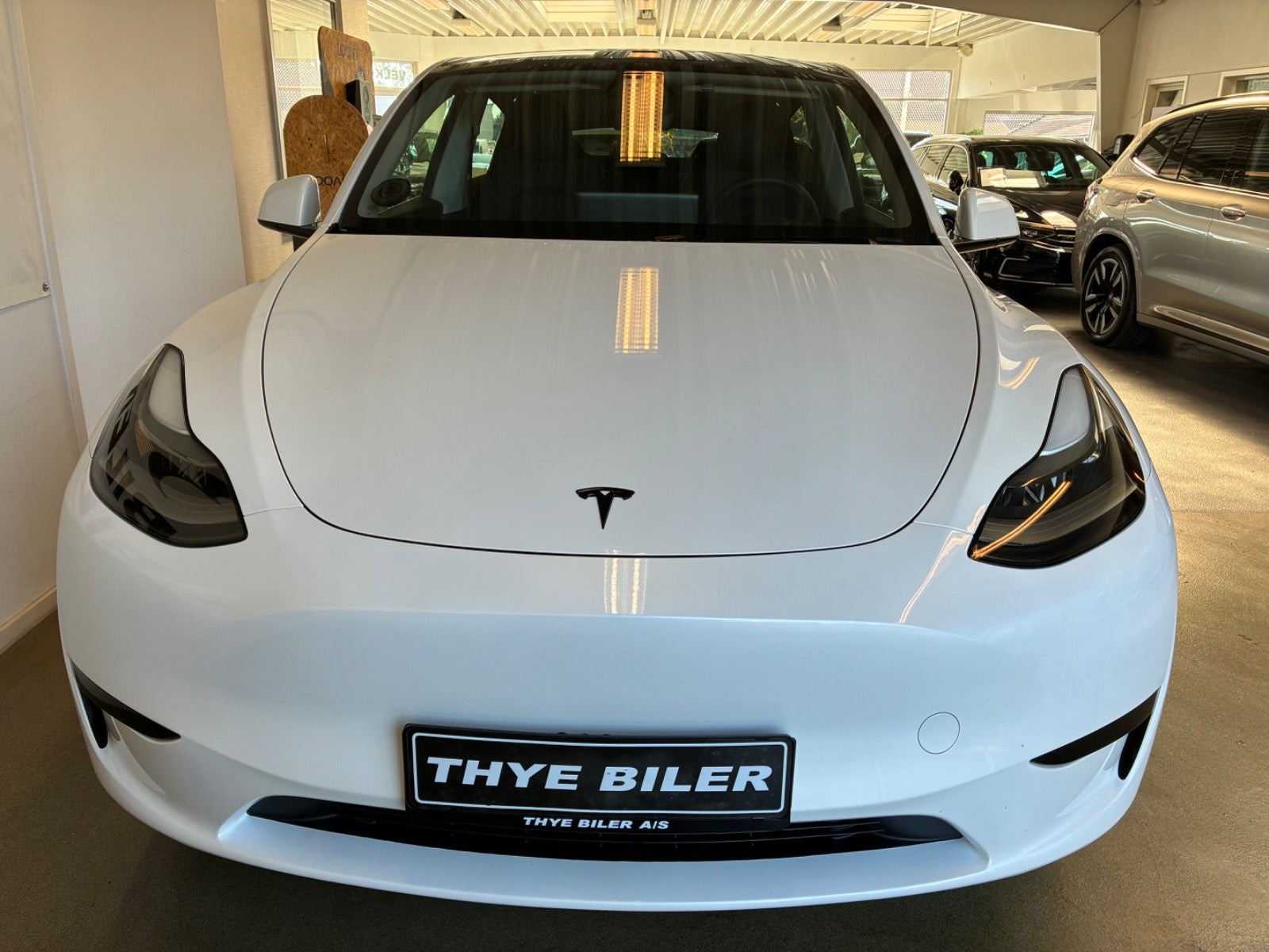 Hvid Tesla Model Y fra 2024