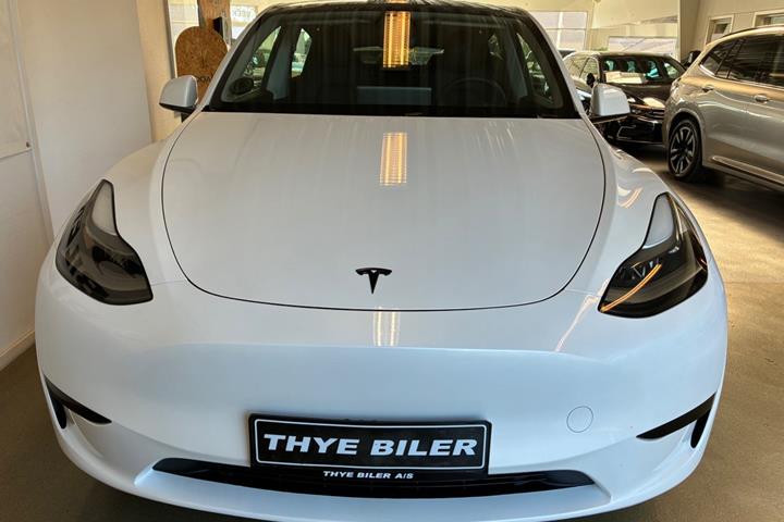 Hvid Tesla Model Y fra 2024