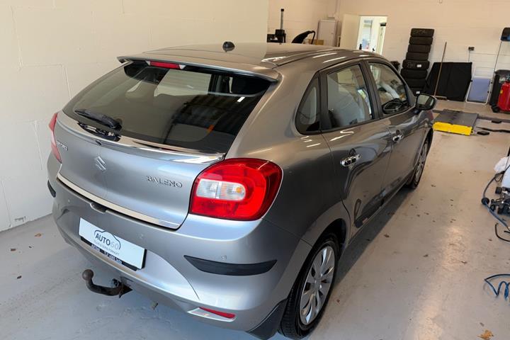 Grå Suzuki Baleno fra 2016