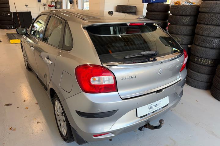 Grå Suzuki Baleno fra 2016