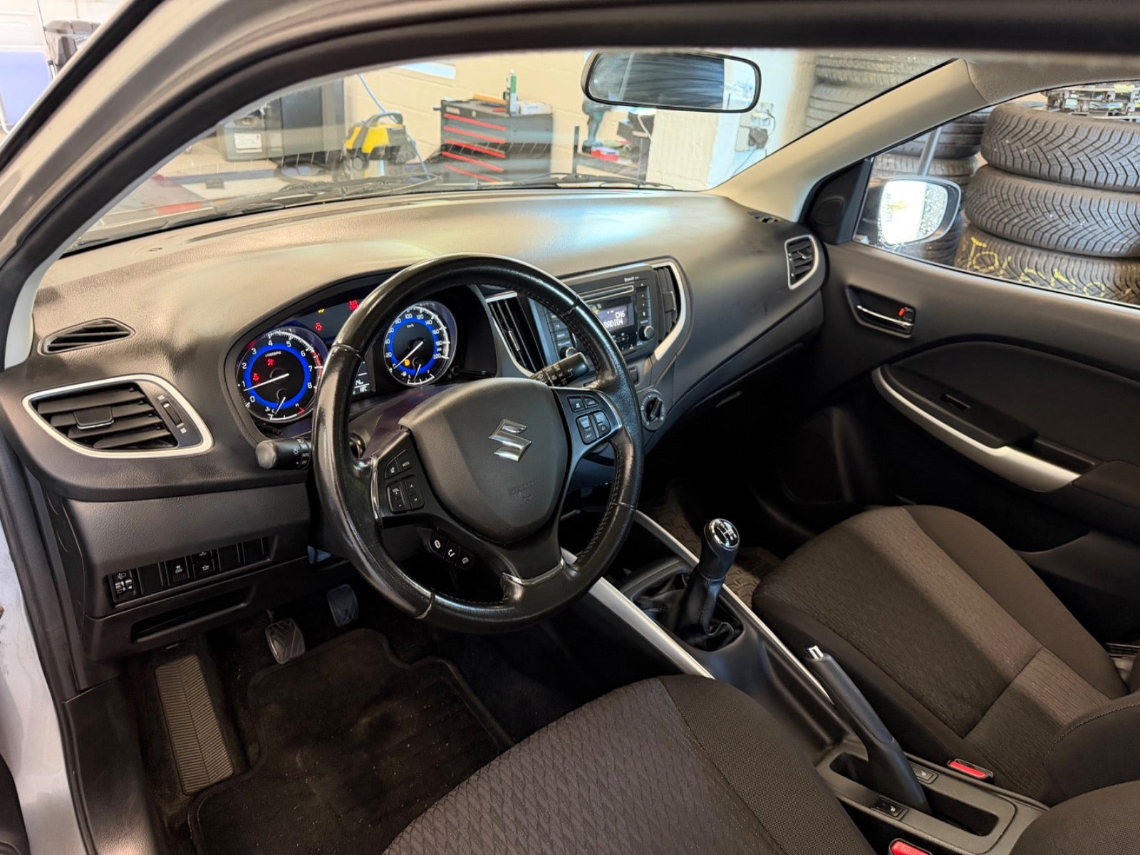 Grå Suzuki Baleno fra 2016