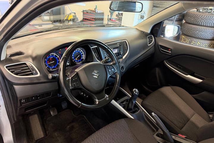 Grå Suzuki Baleno fra 2016
