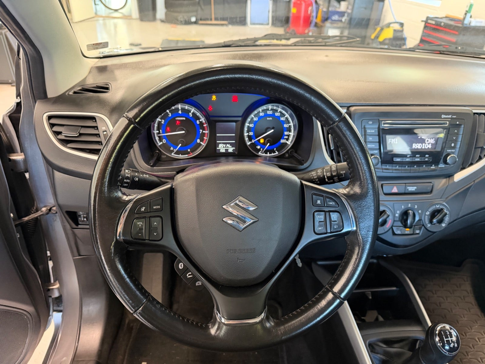 Grå Suzuki Baleno fra 2016