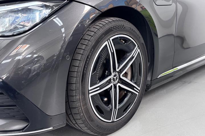 Grå Mercedes EQE350 fra 2024