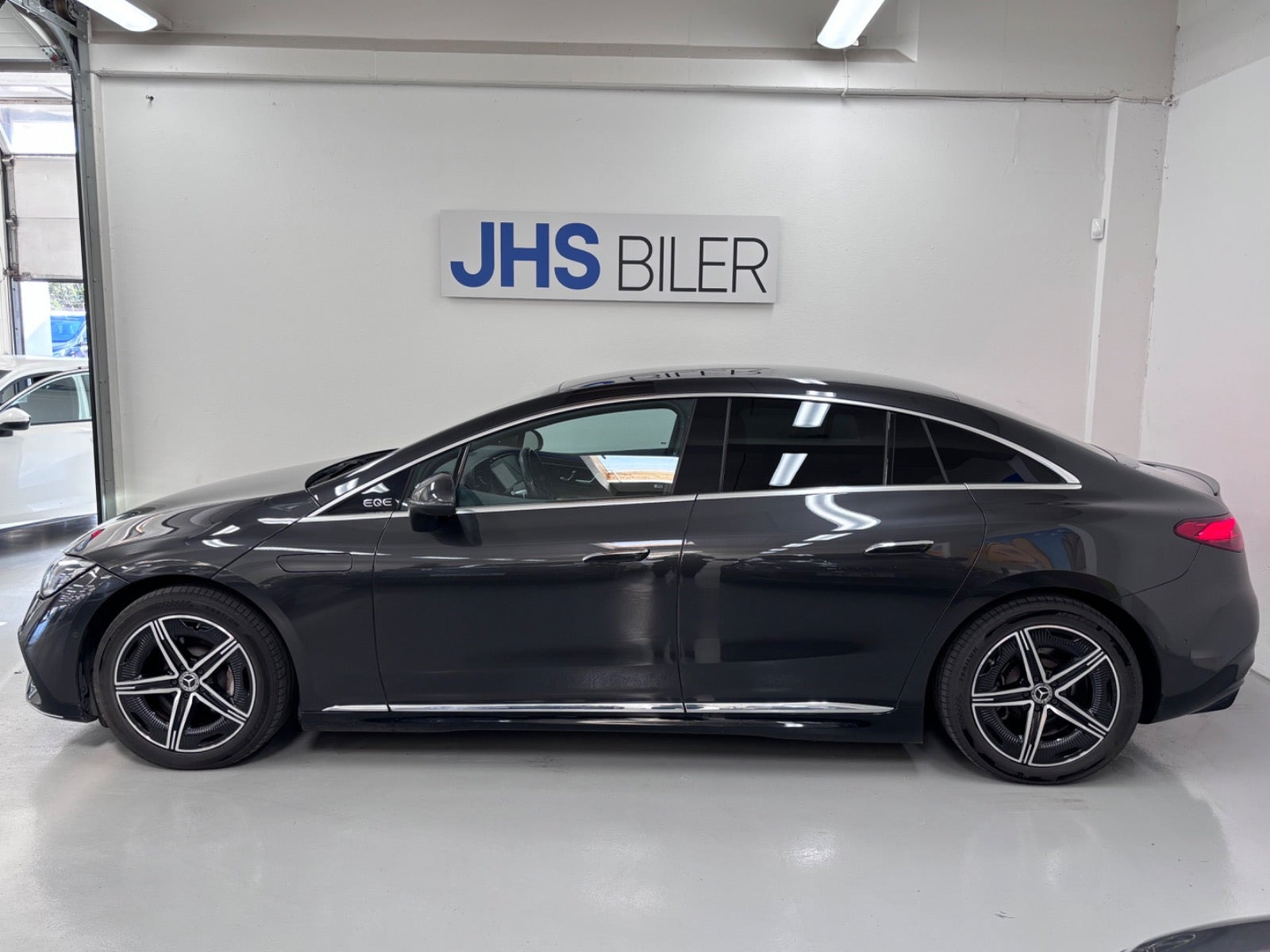 Grå Mercedes EQE350 fra 2024