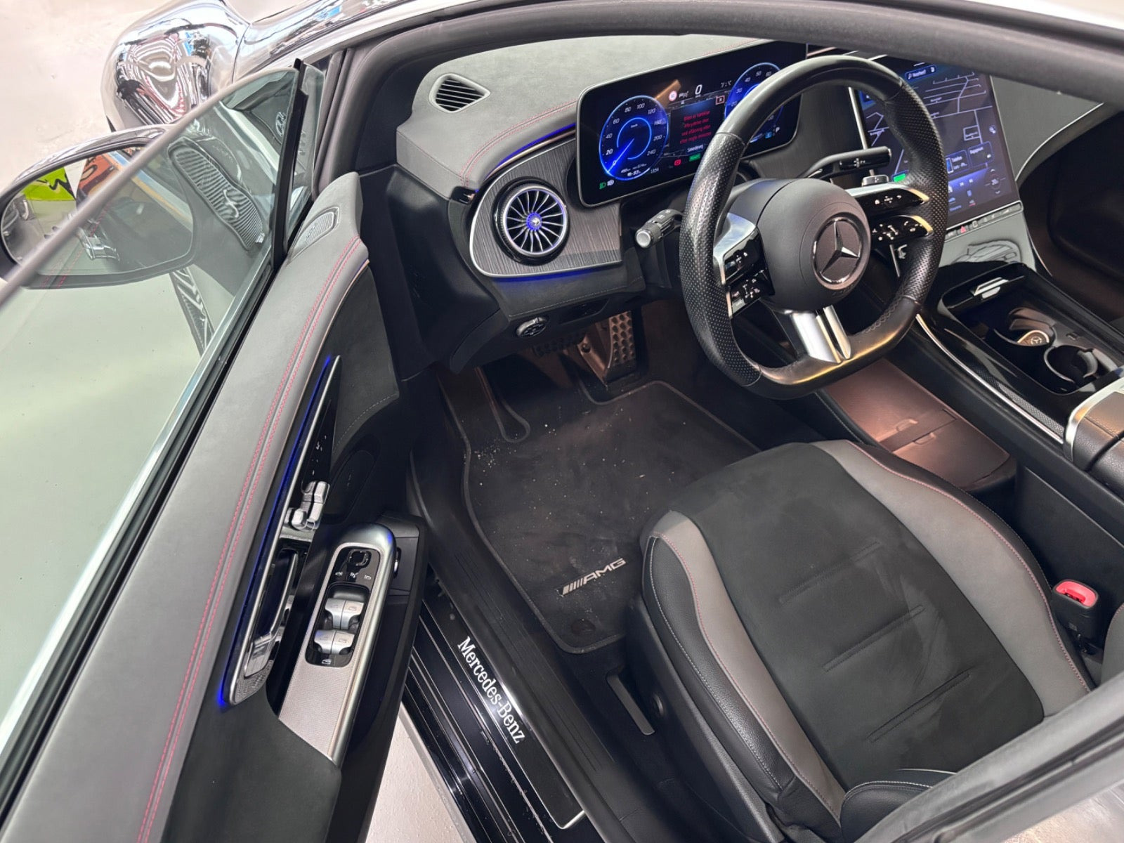 Grå Mercedes EQE350 fra 2024