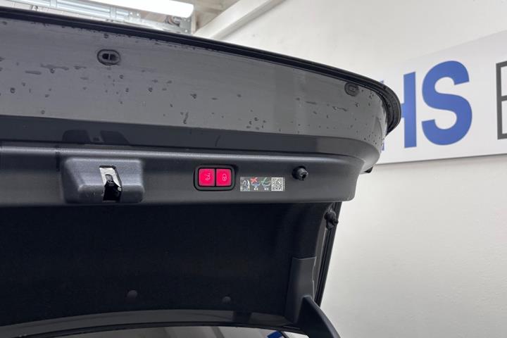 Grå Mercedes EQE350 fra 2024