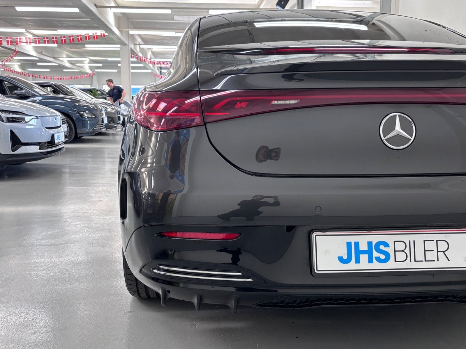Grå Mercedes EQE350 fra 2024