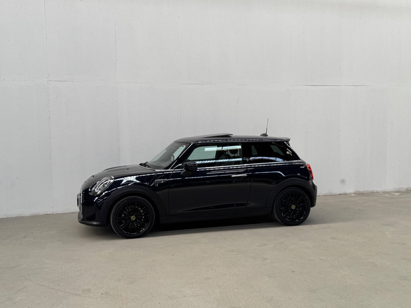 Blå Mini Cooper SE fra 2022