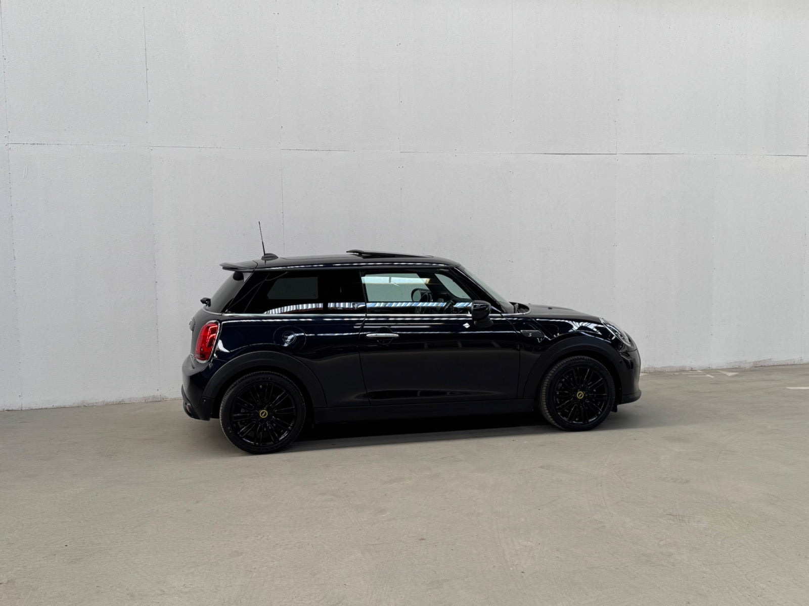 Blå Mini Cooper SE fra 2022