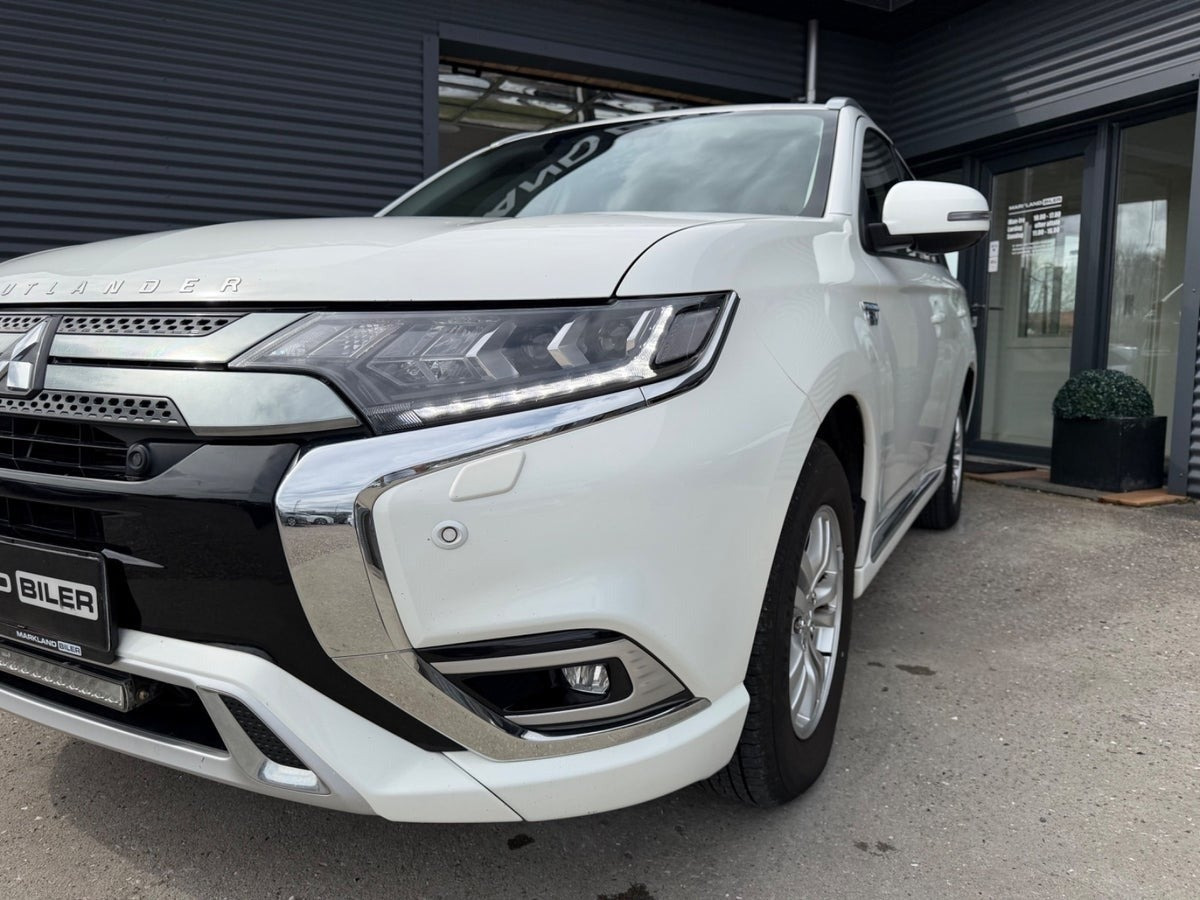 Hvid Mitsubishi Outlander fra 2018