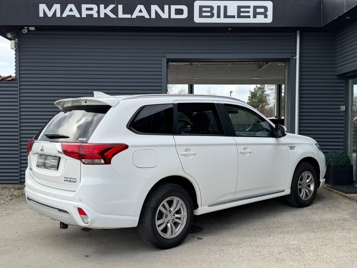 Hvid Mitsubishi Outlander fra 2018