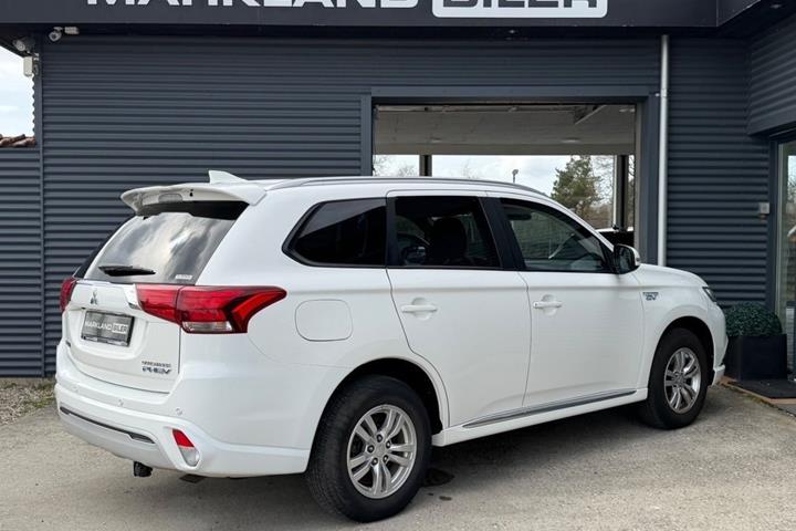Hvid Mitsubishi Outlander fra 2018