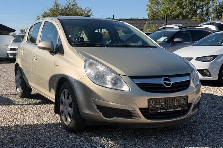 Orange Opel Corsa fra 2008