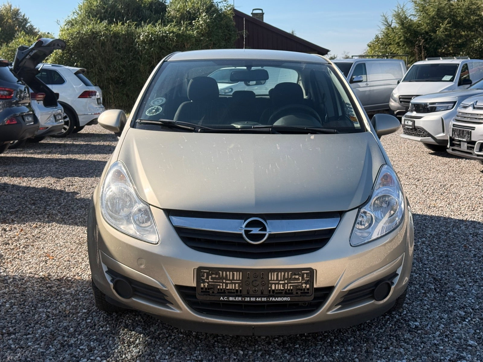 Orange Opel Corsa fra 2008