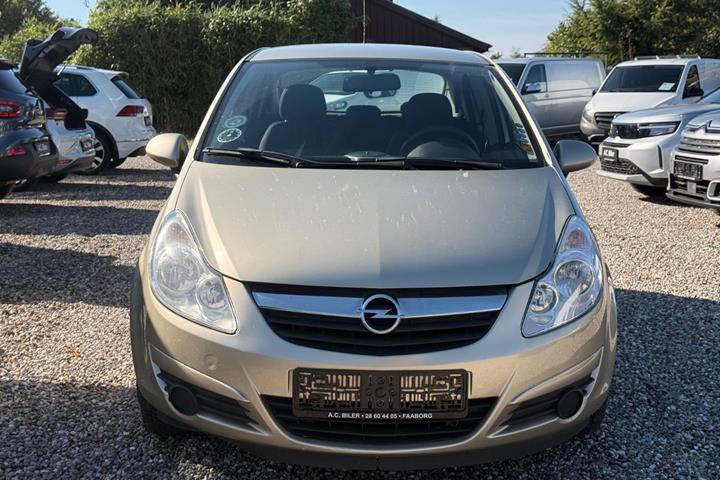 Orange Opel Corsa fra 2008