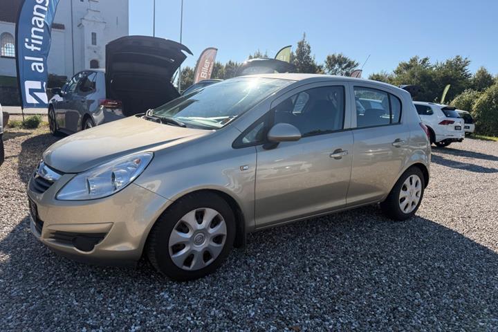 Orange Opel Corsa fra 2008