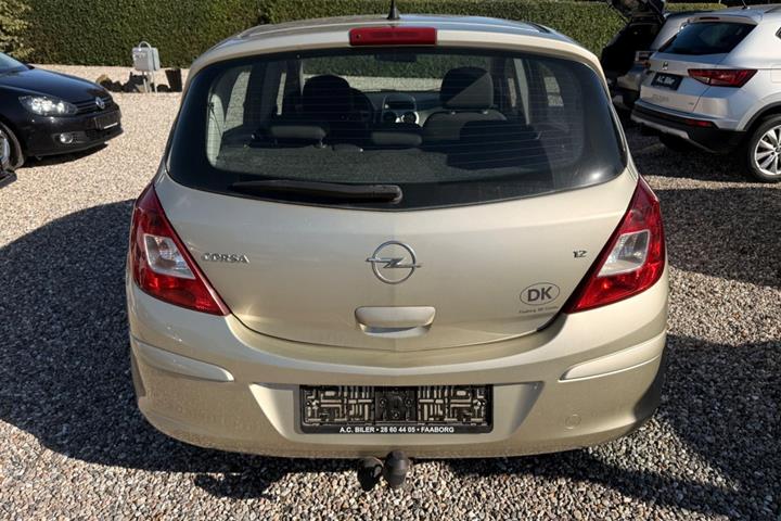 Orange Opel Corsa fra 2008