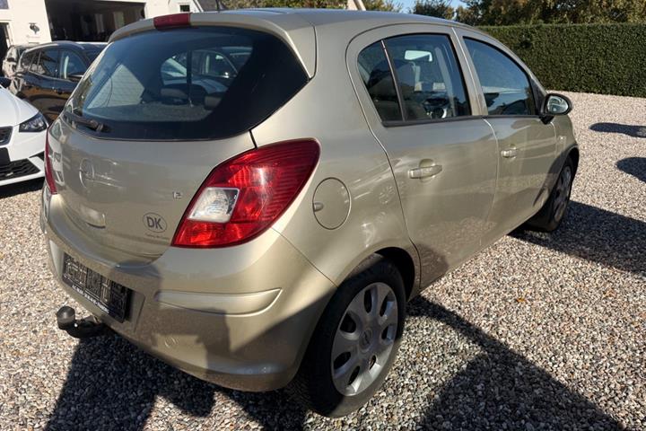 Orange Opel Corsa fra 2008