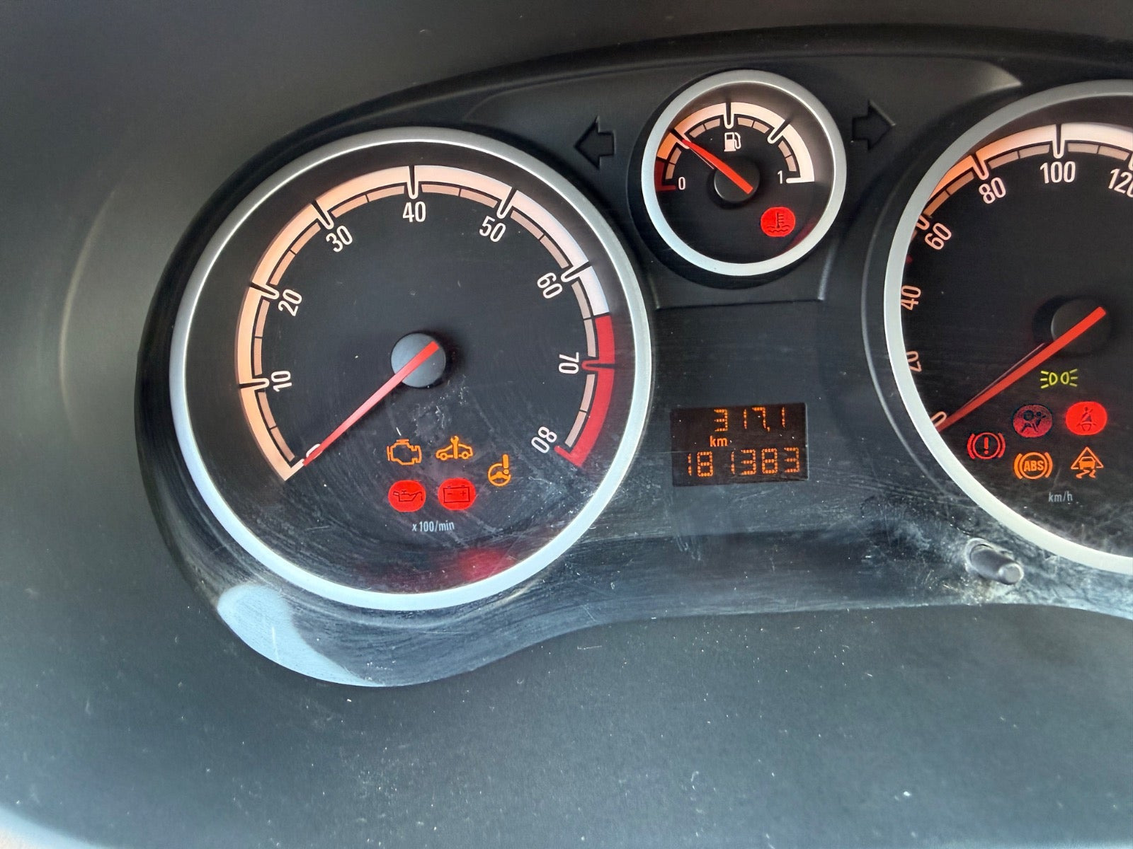 Orange Opel Corsa fra 2008
