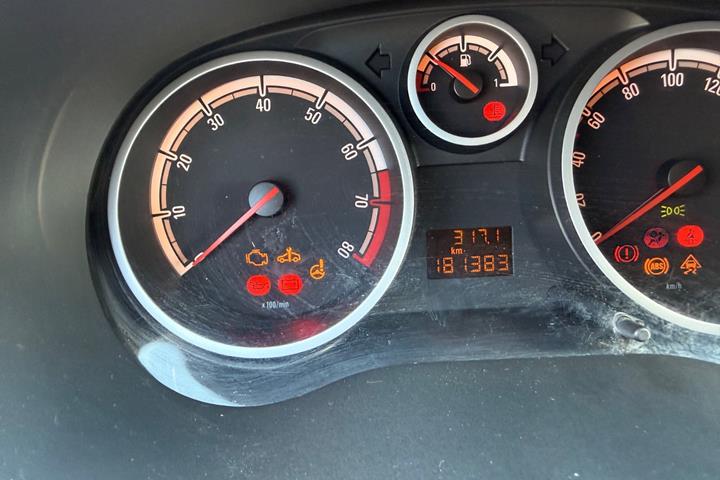 Orange Opel Corsa fra 2008