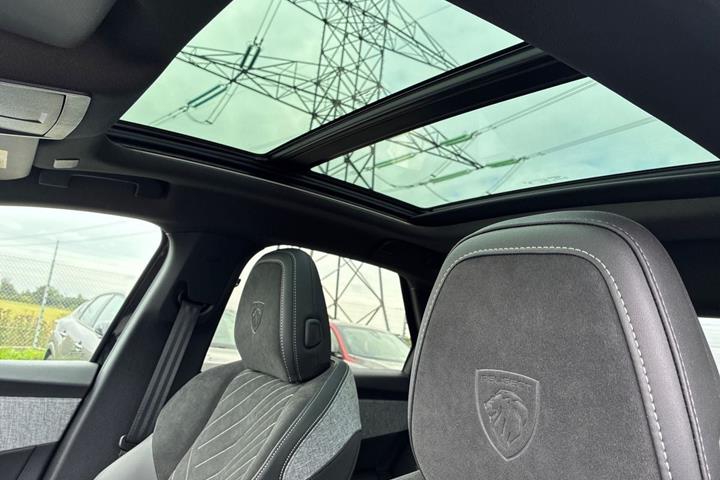 Sort Peugeot e-3008 fra 2025