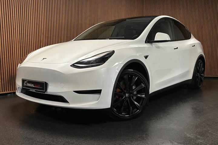 Hvid Tesla Model Y fra 2023