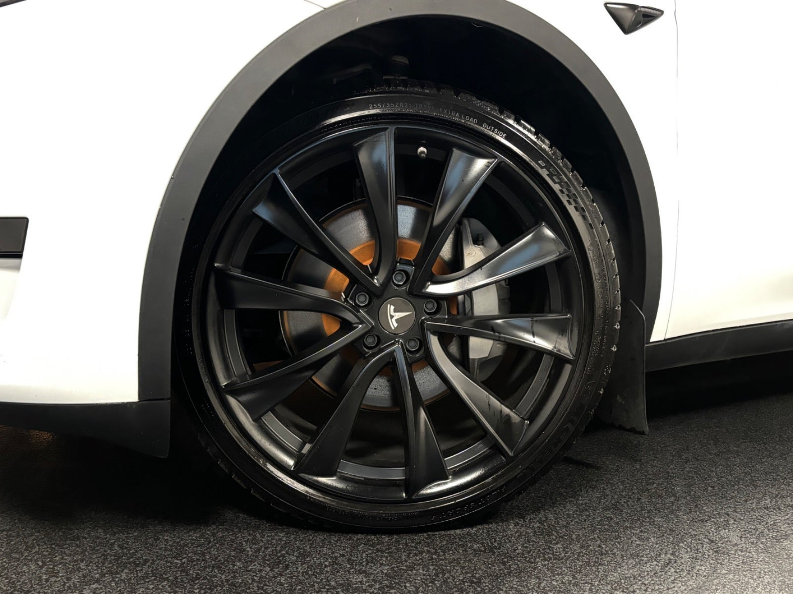 Hvid Tesla Model Y fra 2023