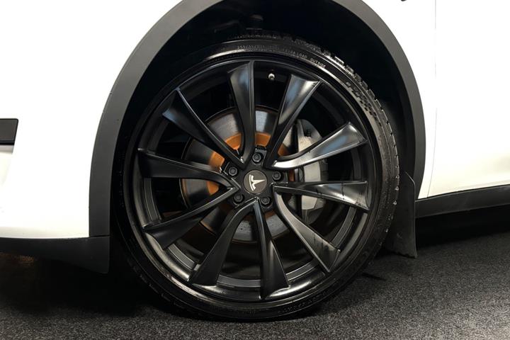 Hvid Tesla Model Y fra 2023